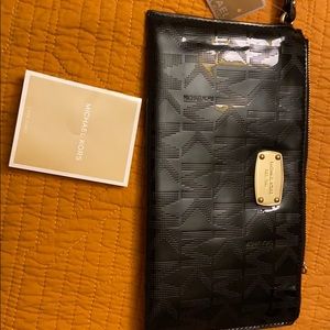 Michael Kors  jet set zip clutch